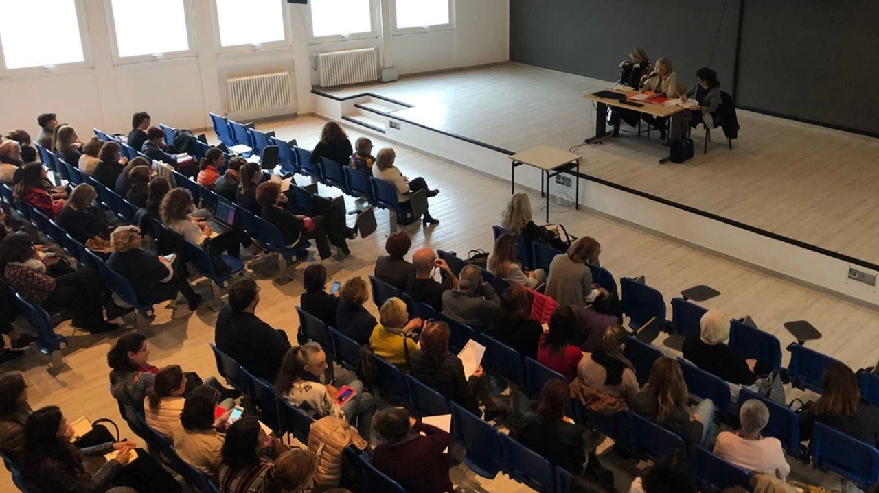 Parte a Legnano il percorso di "La scuola si fa città" per la rigenerazione urbana sostenibile dei quartieri, con un focus sull'inclusione e la partecipazione della comunità. Finanziato da Regione Lombardia. Parte a Legnano il percorso di "La scuola si fa città" per la rigenerazione urbana sostenibile dei quartieri, con un focus sull'inclusione e la partecipazione della comunità. Finanziato da Regione Lombardia.
