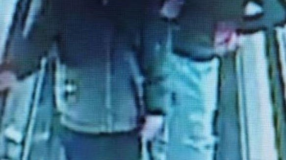 L’uomo ripreso con un fucile nella mano sinistra su uno dei tapis roulant della Stazione Centrale giovedì pomeriggio