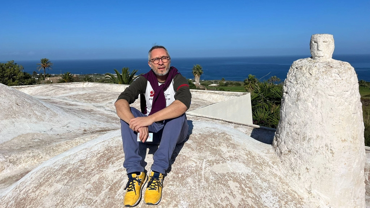Emiliano Fornaroli in cima a un dammuso a Pantelleria: l'isola ha "stregato" il bareggese Emiliano Fornaroli in cima a un dammuso a Pantelleria: l'isola ha "stregato" il bareggese