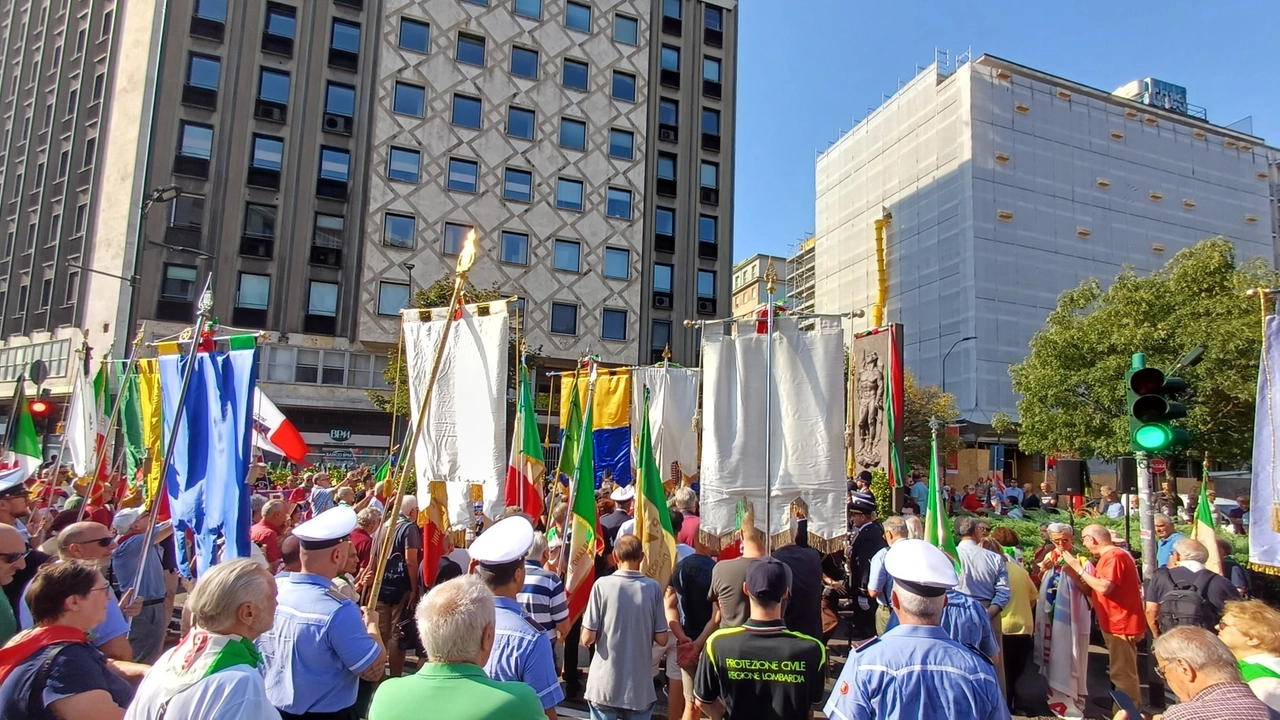In tanti alla manifestazione di piazzale Loreto per commemorare l'eccidio di 15 partigiani (foto di Anpi Peschiera Borromeo)