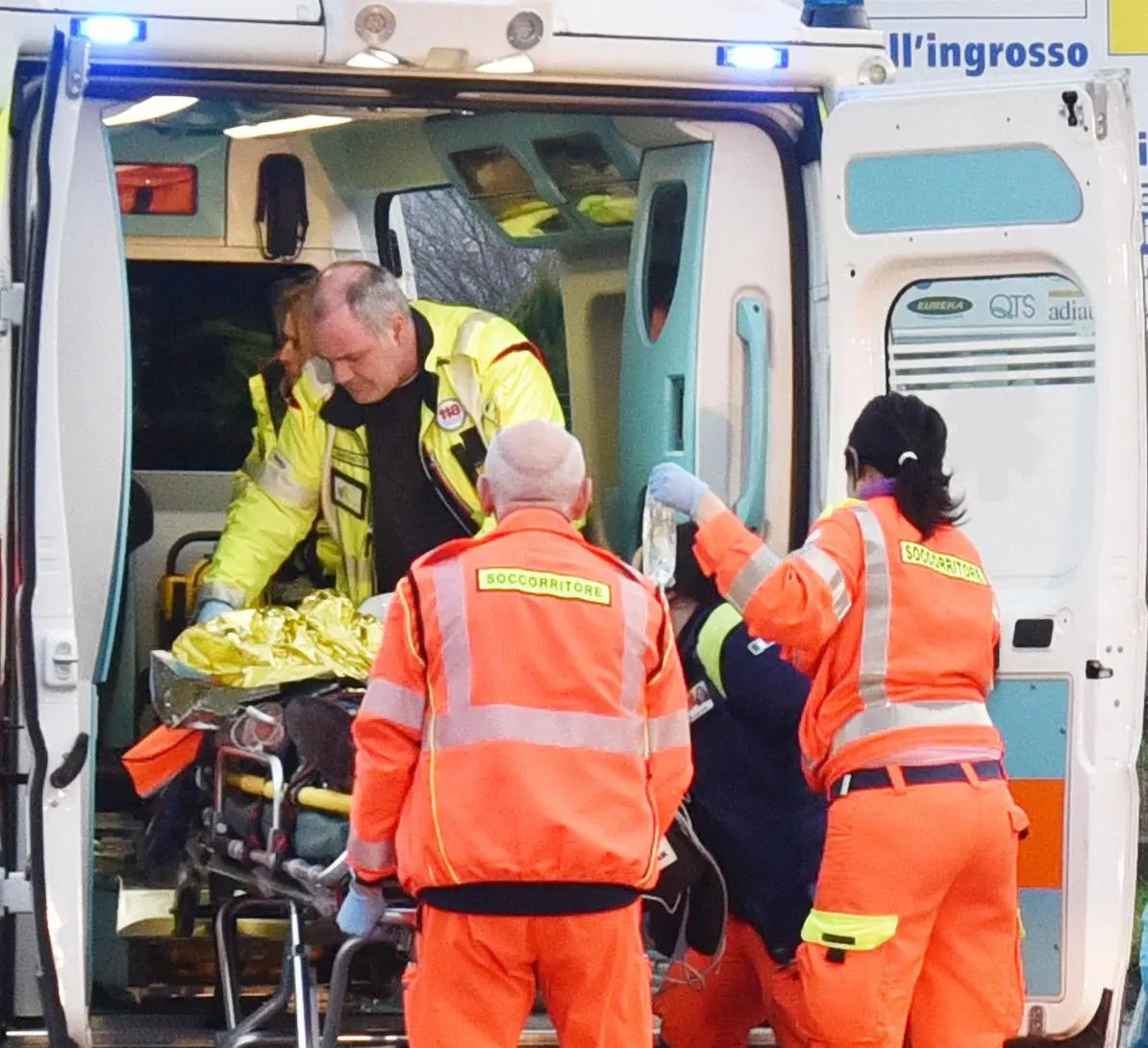 Incidente a Como, schianto tra una moto e un’automobile: grave un anziano di 86 anni