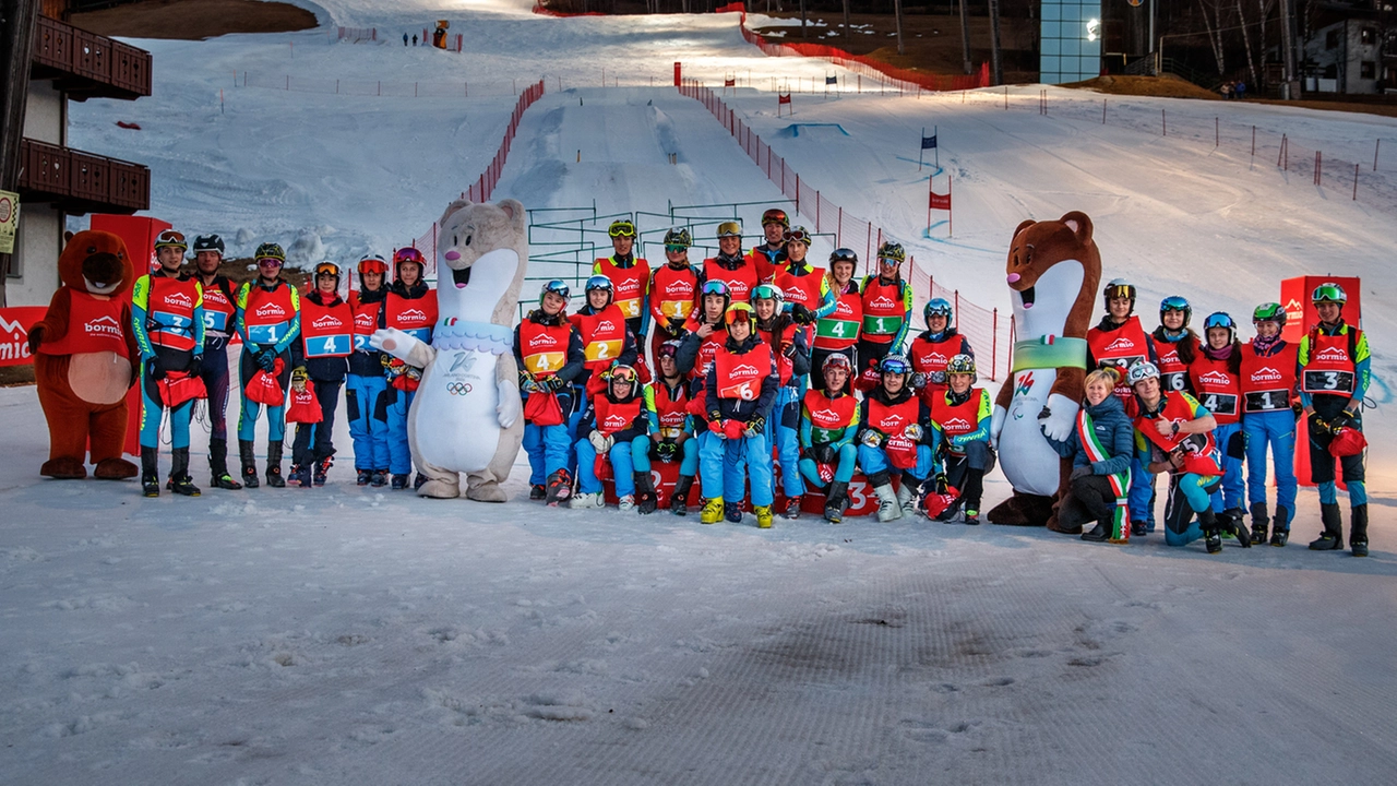 Bormio, Tina e Milo mascotte delle Olimpiadi 2026, sulla pista Stelvio - foto(ANSA/ANP) Bormio, Tina e Milo mascotte delle Olimpiadi 2026, sulla pista Stelvio - foto(ANSA/ANP)