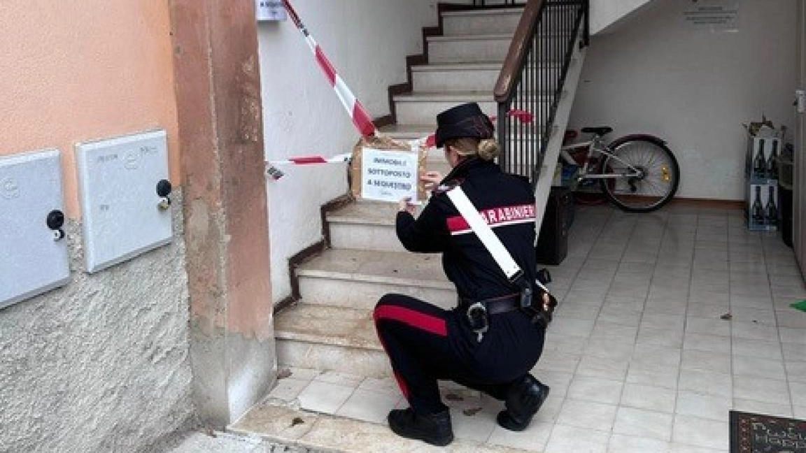 Rilievi dei carabinieri nella casa teatro della brutale aggressione Rilievi dei carabinieri nella casa teatro della brutale aggressione
