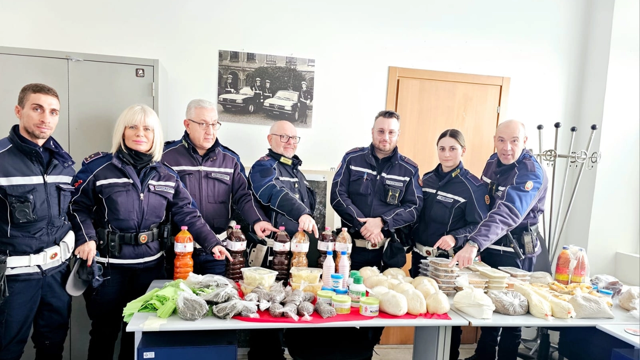 Il cibo sequestrato polizia locale davanti alla stazione ferroviaria via Arosio Monza Il cibo sequestrato polizia locale davanti alla stazione ferroviaria via Arosio Monza