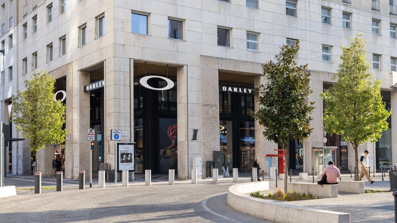 Il nuovo store Oakley in piazza San Babila a Milano