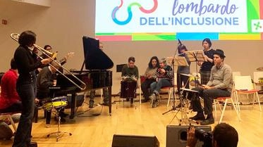 Un concerto per l’inclusione. Lo regalano i musicisti dell’Orchestra invisibile, composta da persone autistiche e non, che da oltre dieci... Un concerto per l’inclusione. Lo regalano i musicisti dell’Orchestra invisibile, composta da persone autistiche e non, che da oltre dieci...