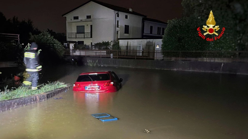 Un'auto sommersa a Molteno