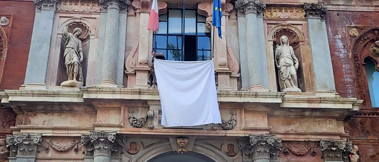 Anche la Statale di Milano espone il lenzuolo bianco per Gaza: “Non possiamo restare indifferenti”