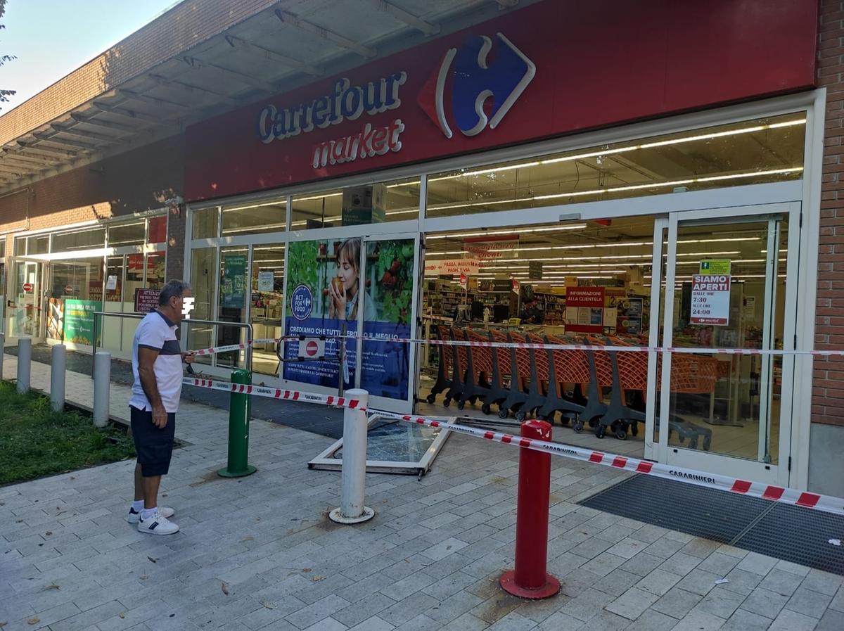 Colpo con l’esplosivo al Carrefour di Lodi: i ladri fuggono con la cassaforte, danni ingenti