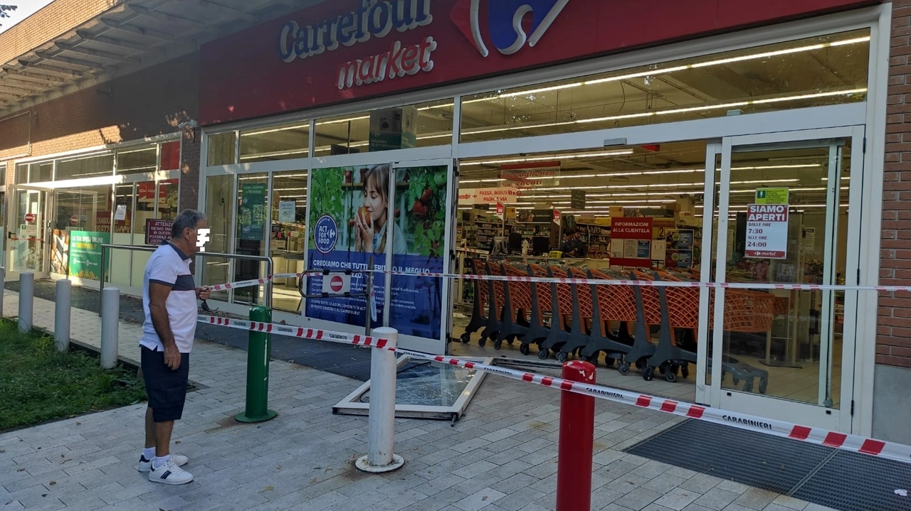 I danni provocati all'ingresso del Carrefour