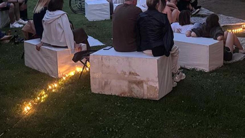 cinema sotto le stelle in riva al fiume