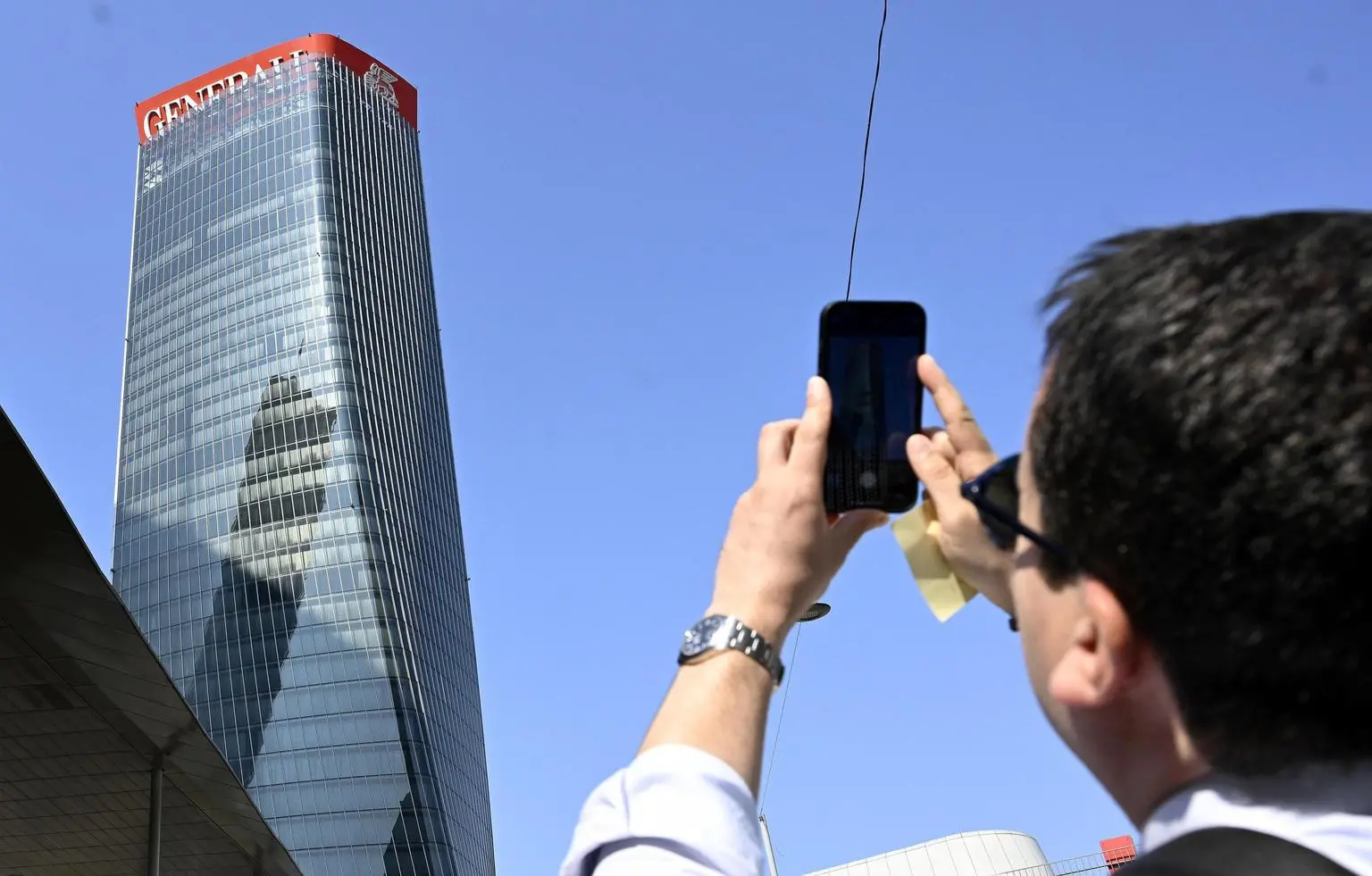 I contrasti del modello Milano. Quanti pezzi di città perduti senza il clamore di questo caso