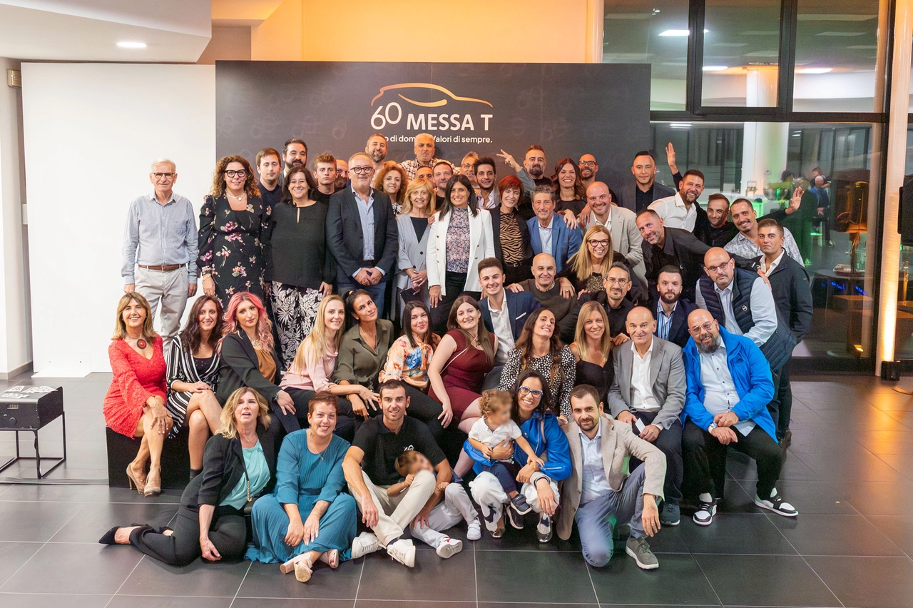 Famiglia Messa insieme ai collaboratori.