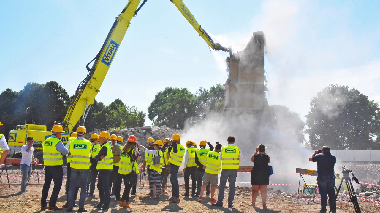 L’edificio sarà costruito in una porzione dell’area in corso Europa nei confini di Ciserano dove sorgevano gli ex condomini Anna e Athena noti come “torri del degrado“ L’edificio sarà costruito in una porzione dell’area in corso Europa nei confini di Ciserano dove sorgevano gli ex condomini Anna e Athena noti come “torri del degrado“