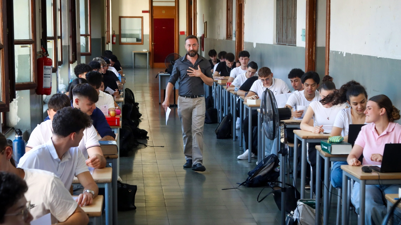 Studenti pronti a iniziare l'esame di maturità al liceo Cattaneo Milano (Ansa/Paolo Salmoirago) Studenti pronti a iniziare l'esame di maturità al liceo Cattaneo Milano (Ansa/Paolo Salmoirago)