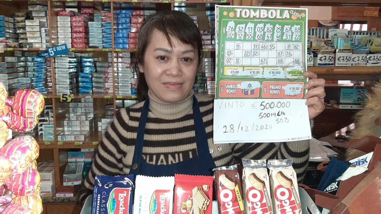La titolare Elena Zu con in mano la foto del biglietto vincente e il premio evidenziato La titolare Elena Zu con in mano la foto del biglietto vincente e il premio evidenziato