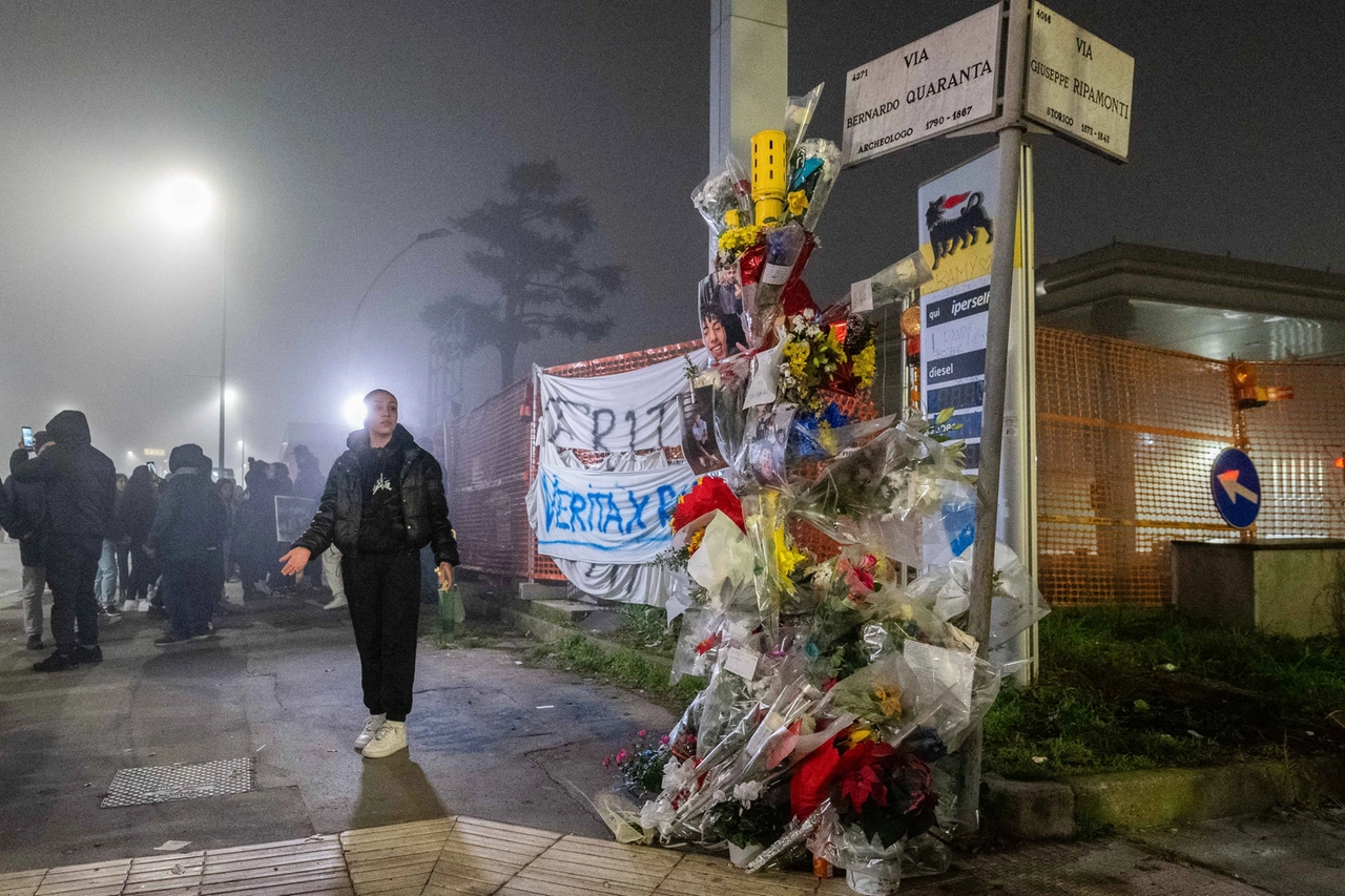 Striscioni e fiori sul luogo dello schianto (Fasani)