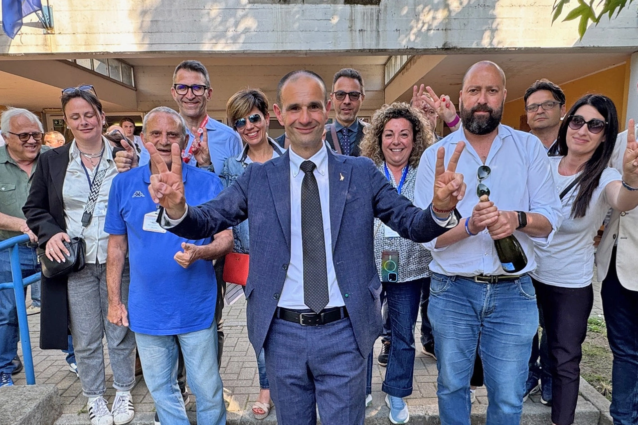 Ettore Fusco, neosindaco di Opera per il centrodestra, festeggia con i suoi sostenitori