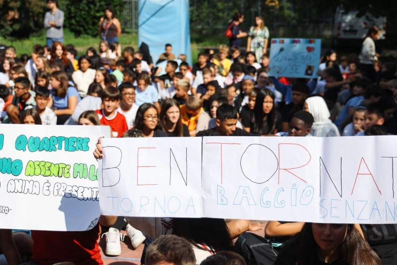 Il saluto dei ragazzi a Ghali accolto con striscioni di benvenuto