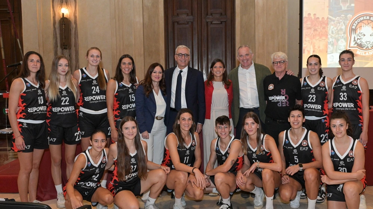 Le atlete del Sanga Basket guidate dal coach Franz Pinotti, il terzo in alto da destra, alla presentazione della squadra avvenuta ieri a Palazzo Marino