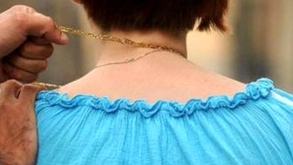 La ragazza stava camminando in via Puccini quando è stata avvicinata dai due ragazzi che le hanno strappato la collana La ragazza stava camminando in via Puccini quando è stata avvicinata dai due ragazzi che le hanno strappato la collana