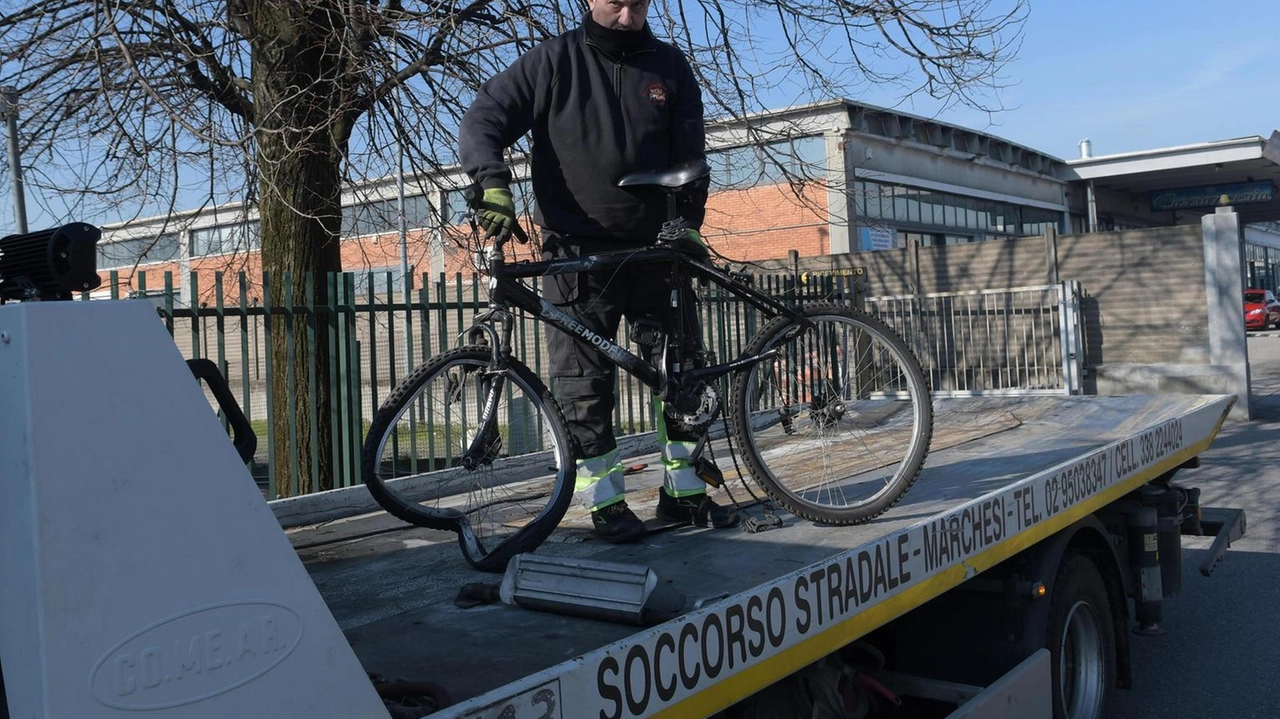 L’incidente è avvenuto sulla Padana superiore a Cernusco sul Naviglio. Il settantaquattrenne di Pioltello viaggiava nella stessa direzione del camion.