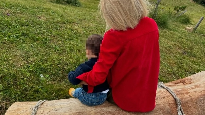 La foto postata da Michelle Hunziker. La conduttrice si gode un momento di relax in compagnia del nipotino (Instagram @michellehunziker)