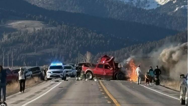 Strage sulla strada per Yellowstone, pick up contro un van di turisti. Poi l’incendio: sette morti, tra loro una milanese Strage sulla strada per Yellowstone, pick up contro un van di turisti. Poi l’incendio: sette morti, tra loro una milanese