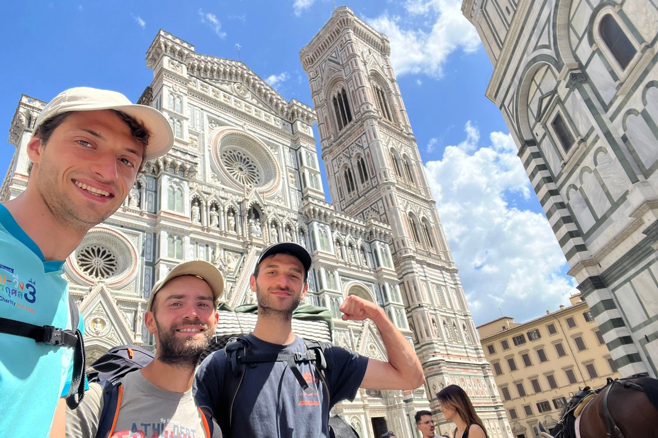 Immancabile una foto ricordo davanti alla cattedrale di Santa Maria del Fiore a Firenze