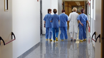Lombardia, la mossa per evitare la fuga di medici e infermieri: “Più case Aler per il personale sanitario”