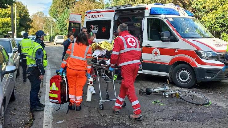 Tragedia a Darfo, anziano in bicicletta perde la vita cadendo sull’asfalto: settima vittima di luglio