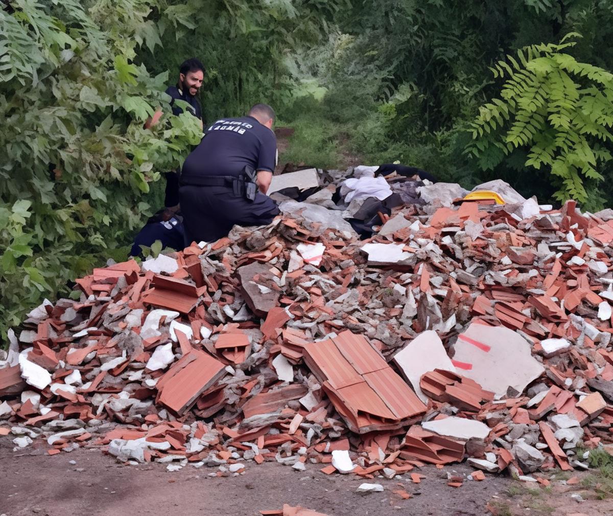 Scoperta discarica abusiva. Mattoni, lamiere e sacchi: "Responsabili in trappola"