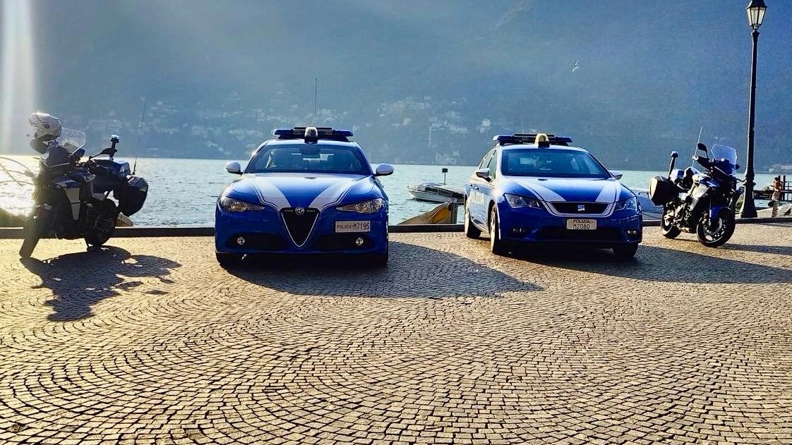 Pattuglie della polizia di Stato sul lungolago a Como Pattuglie della polizia di Stato sul lungolago a Como