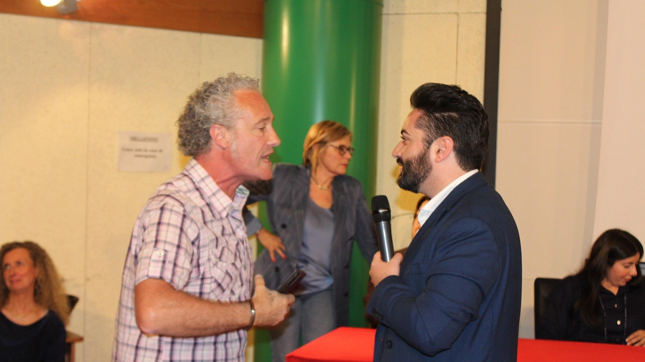 Un forte clima di protesta e contestazione nella serata pubblica in cui il sindaco ha incontrato i cittadini ora si dovrà fare fronte comune per arginare il progetto con l’aiuto della Regione Un forte clima di protesta e contestazione nella serata pubblica in cui il sindaco ha incontrato i cittadini ora si dovrà fare fronte comune per arginare il progetto con l’aiuto della Regione