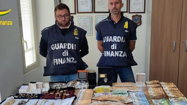 Il materiale sequestrato dalla Guardia di finanza Il materiale sequestrato dalla Guardia di finanza