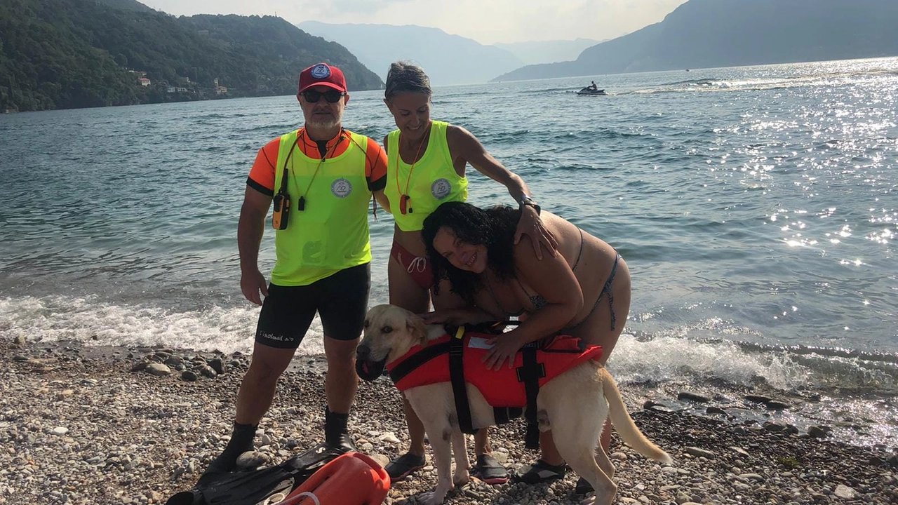 Daniela Russo e Oreste Di Chiara con la donna salvata e il cane Sole un labrador di quattro anni addestrato per portare in salvo anche quattro persone contemporaneamente con il giubbotto galleggiante che indossa Daniela Russo e Oreste Di Chiara con la donna salvata e il cane Sole un labrador di quattro anni addestrato per portare in salvo anche quattro persone contemporaneamente con il giubbotto galleggiante che indossa