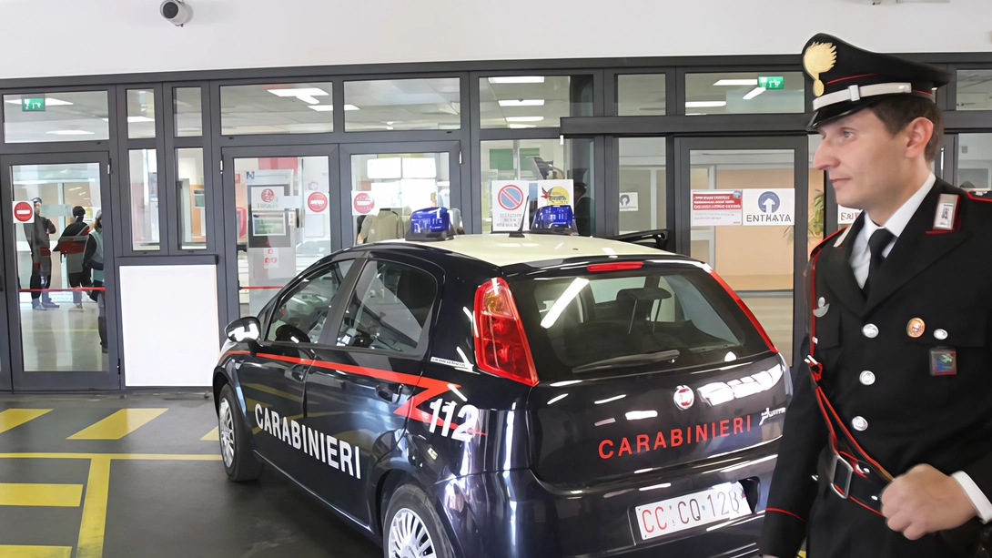 I due avevano già avuto bambini e la angherie andavano avanti da anni a suon di calci e pugni. Questa volta la vittima è riuscita a chiedere aiuto e i carabinieri hanno subito bloccato il 26enne. I due avevano già avuto bambini e la angherie andavano avanti da anni a suon di calci e pugni. Questa volta la vittima è riuscita a chiedere aiuto e i carabinieri hanno subito bloccato il 26enne.