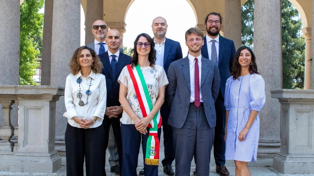 Paola Colombo, con la fascia tricolore, ha presentato la nuova squadra: in Giunta Comito, Fiorillo, Mancini, Andreoni, Galbiati, Cavalletti e Quartiroli