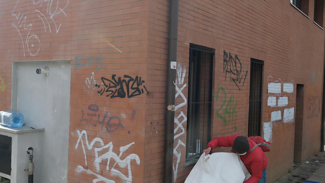 Pugno duro contro i clochard. Accampati nello stabile comunale. Tre denunce, arrestata una donna Pugno duro contro i clochard. Accampati nello stabile comunale. Tre denunce, arrestata una donna