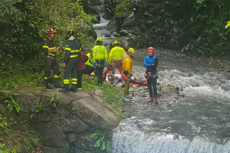 I soccorsi al canoista caduto nelle rapide del torrente Esino