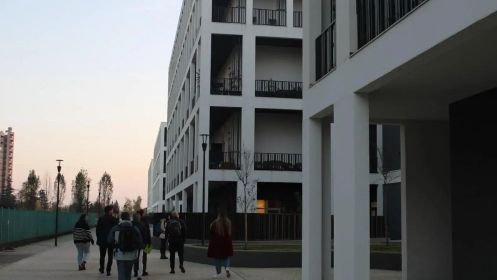 Esperimento al Vigentino. Socialità e affitti calmierati in ex palazzi abbandonati: "La casa per ricominciare"