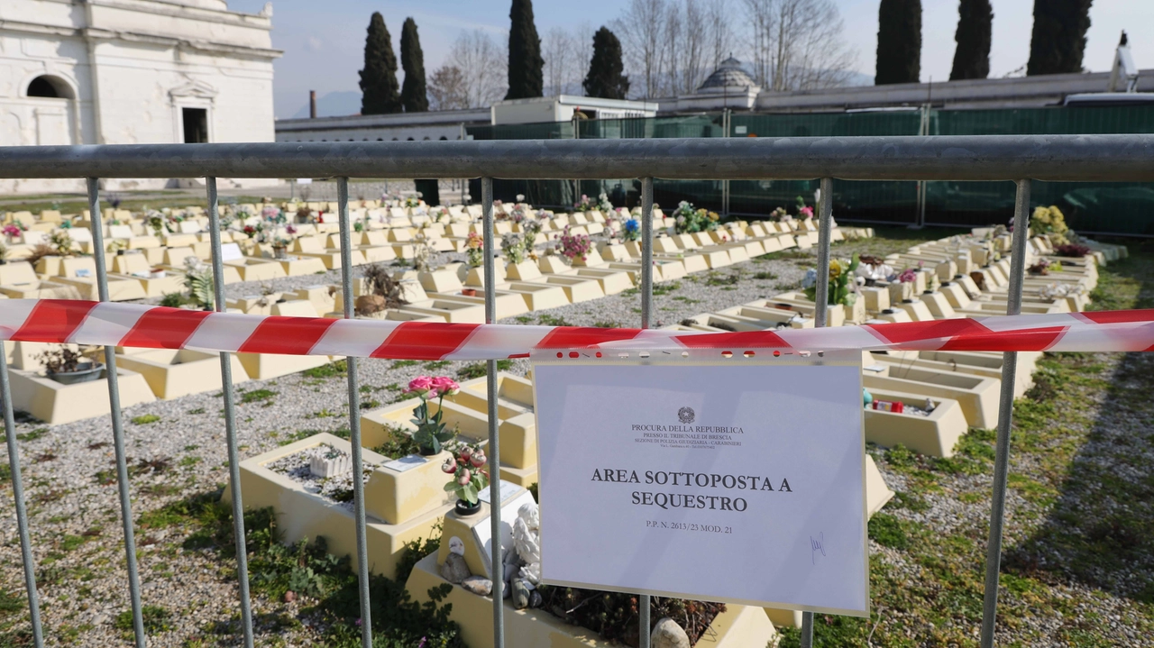 L'area sotto sequestro nel cimitero Vantiniano a Brescia L'area sotto sequestro nel cimitero Vantiniano a Brescia