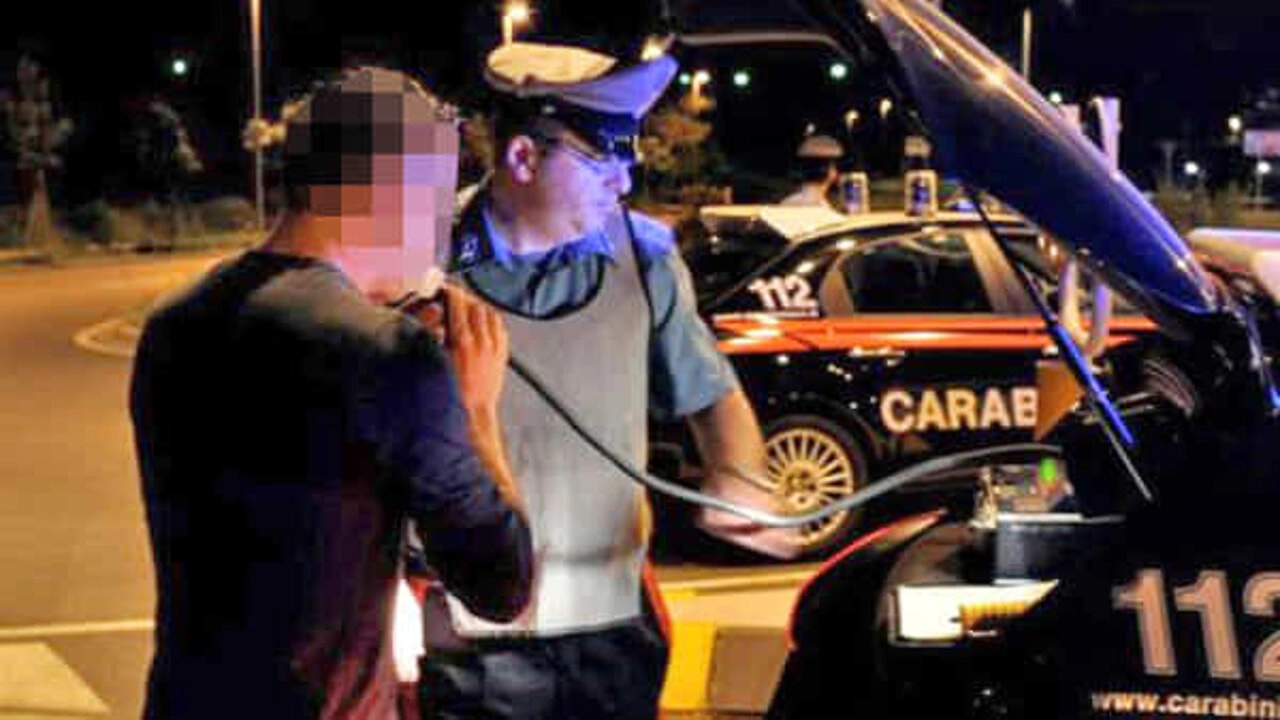 Controlli dei carabinieri con l'alcol test in una foto di archivio Controlli dei carabinieri con l'alcol test in una foto di archivio