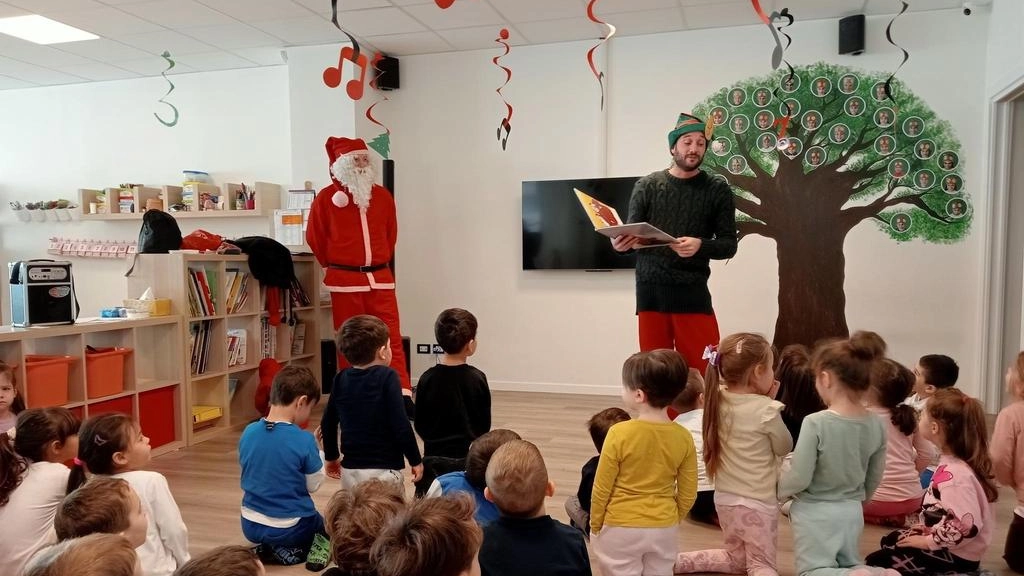 Babbo Natale e l’elfo in classe a raccontare fiabe, festa grande per bambini e ragazzi delle materne e delle... Babbo Natale e l’elfo in classe a raccontare fiabe, festa grande per bambini e ragazzi delle materne e delle...
