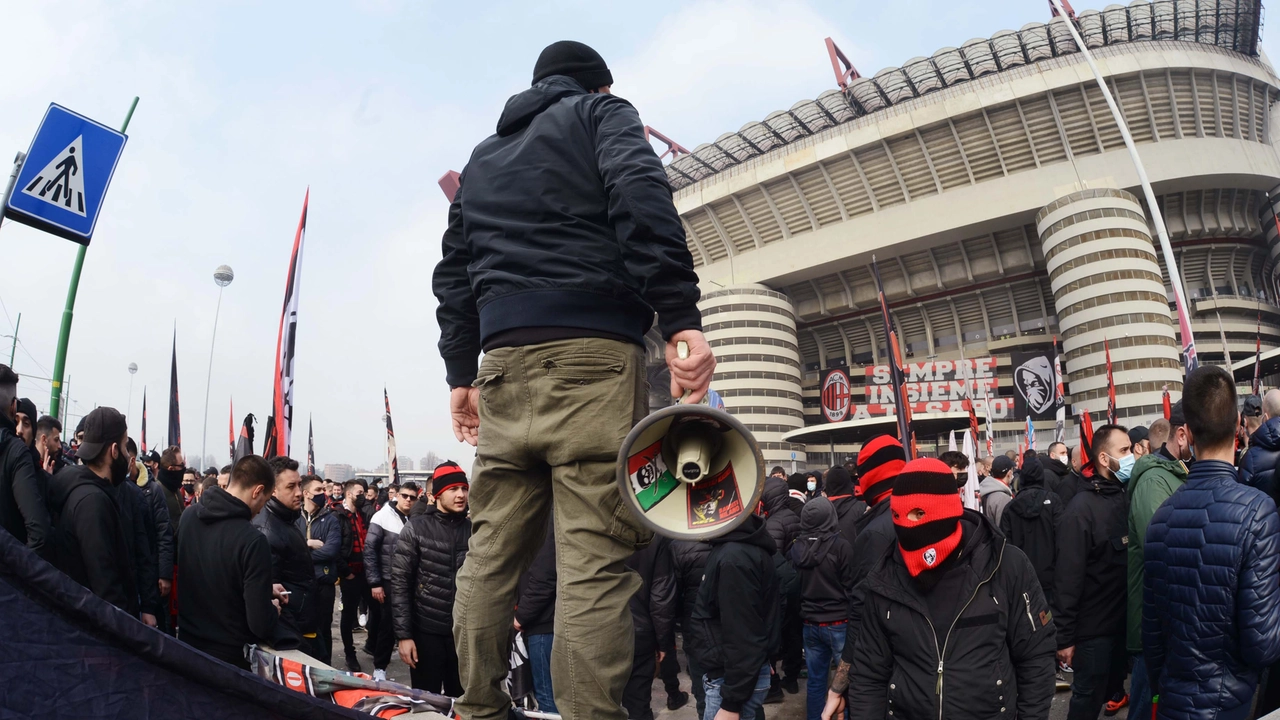 Ultras davanti allo stadio di San Siro Ultras davanti allo stadio di San Siro