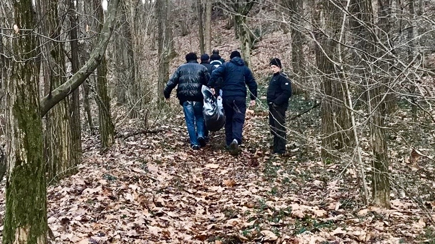Il ritrovamento del cadavere nei boschi Il ritrovamento del cadavere nei boschi