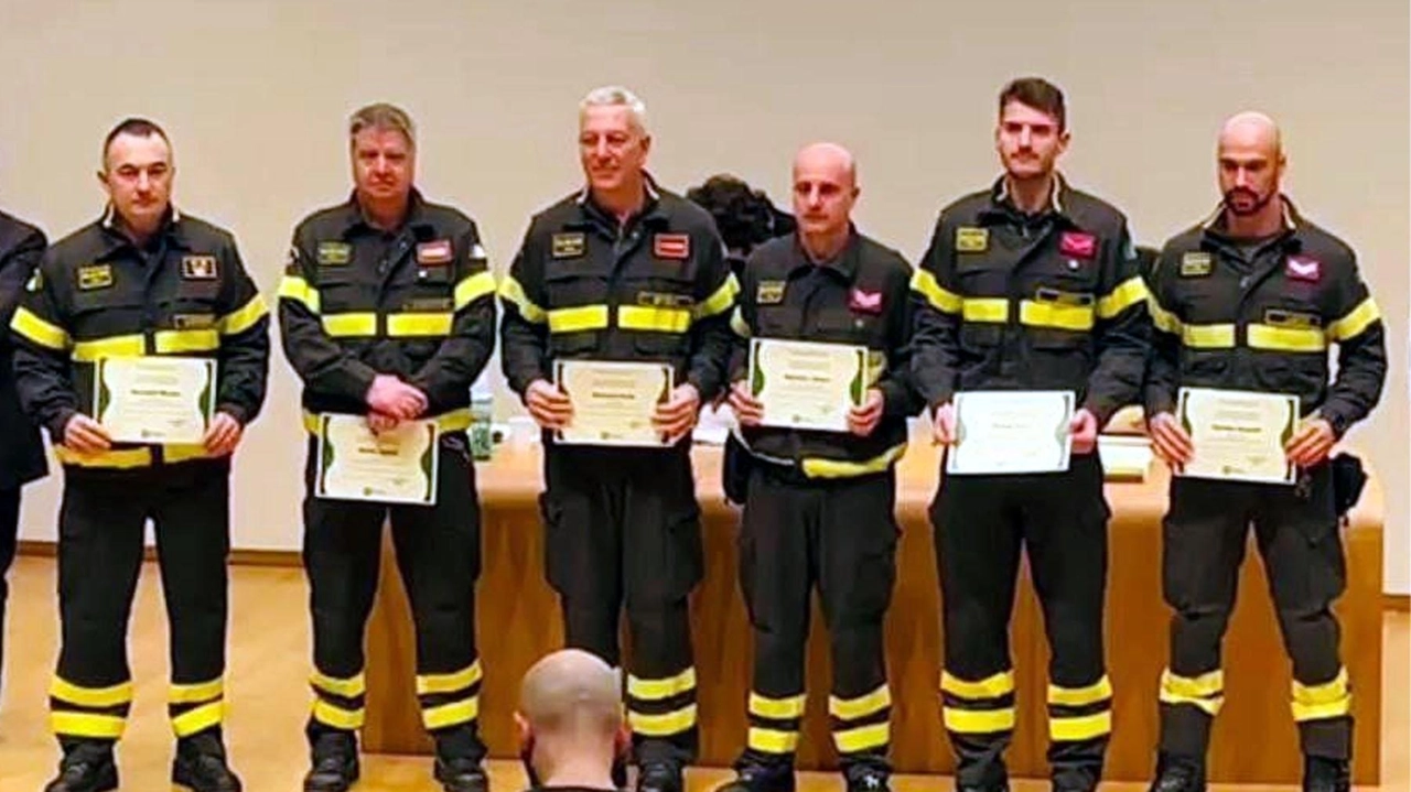Vigili del fuoco eroici salvano venditore ambulante in fiamme a Lecco. Incidente causato da guidatore ubriaco. Premiati per coraggio e prontezza d'intervento. Vigili del fuoco eroici salvano venditore ambulante in fiamme a Lecco. Incidente causato da guidatore ubriaco. Premiati per coraggio e prontezza d'intervento.