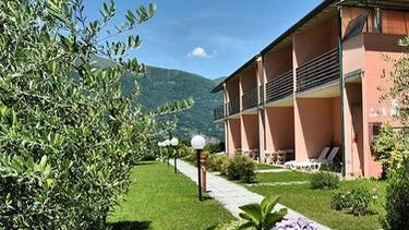 Un’oasi per turisti di lusso con una piscina aperta ai tutti vista lago di Como. È l’Oasi del Viandante...