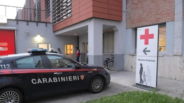 Spara in testa alla moglie ricoverata e poi si ammazza: omicidio-suicidio in ospedale ad Angera. Il giallo dell’arma