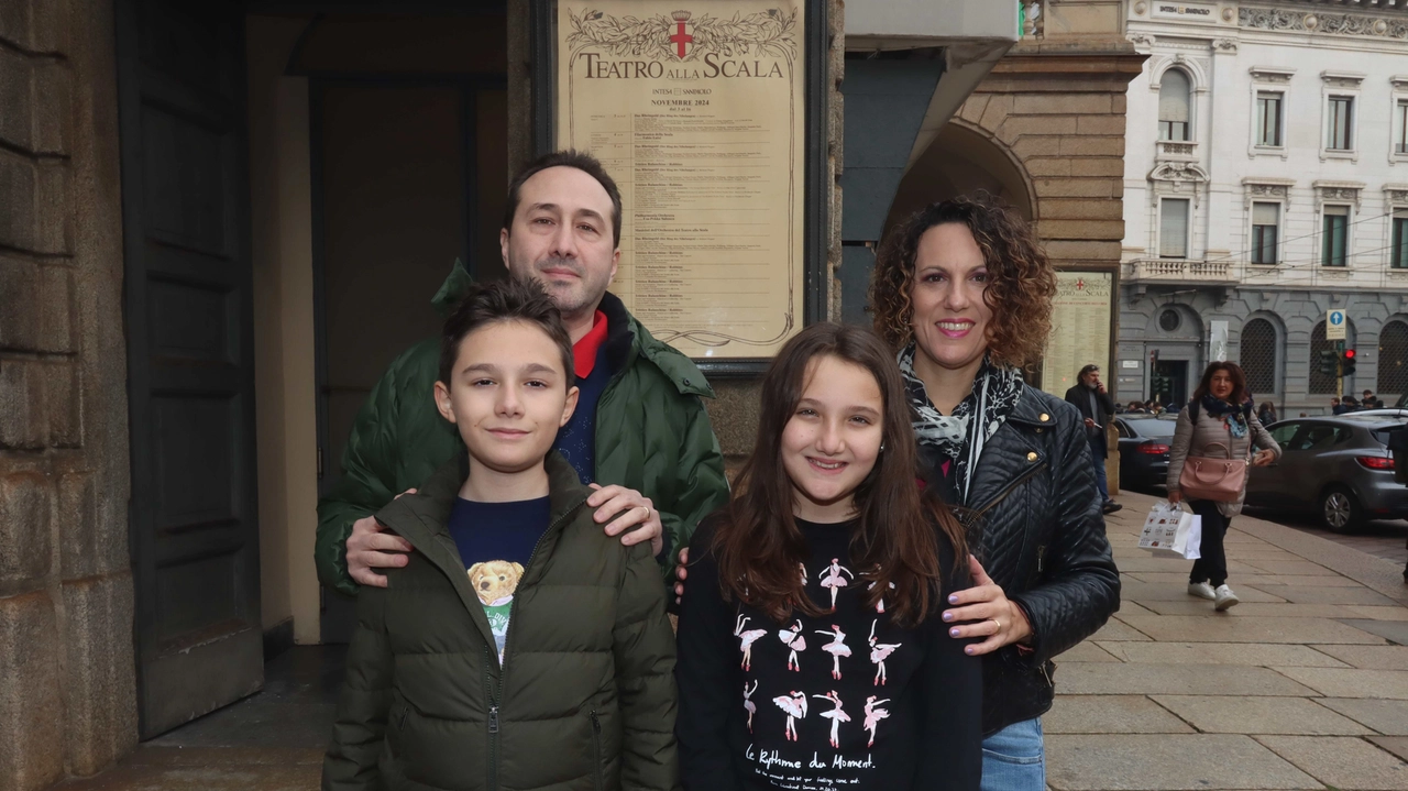 Leonardo Gambini, 12 anni, davanti al Piermarini con il papà Laurent, la mamma Silvia e la sorellina Charlotte (Foto Salmoirago) Leonardo Gambini, 12 anni, davanti al Piermarini con il papà Laurent, la mamma Silvia e la sorellina Charlotte (Foto Salmoirago)